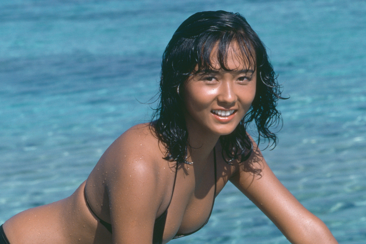 斉藤慶子　エロ 斉藤慶子、懐かしの黒ビキニグラビア “特に念入りに焼いてもらった”健康的な日焼けショット｜NEWSポストセブン