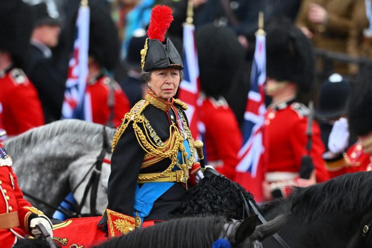 勇ましい軍服に身を包んだのは、チャールズ国王の妹・アン王女。王室メンバーとして唯一乗馬し、将校として軍列の先頭に立ち約6000人を導いた