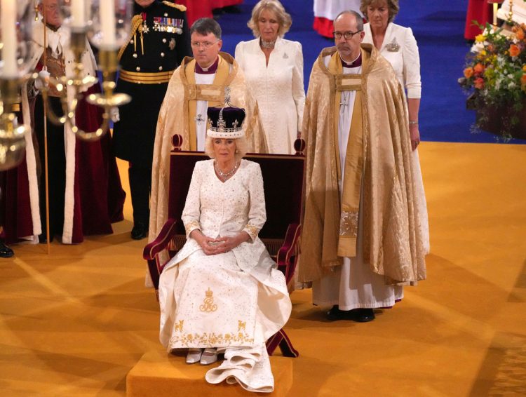 カミラ王妃も無事戴冠。冠は国王の曽祖母にあたるメアリー王妃が着用したものを「持続可能性と効率性の観点」から再利用した