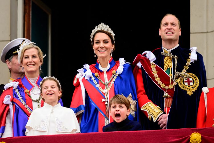 ロイヤルファミリーもバルコニーに登場。（後列右からウイリアム皇太子、キャサリン皇太子妃、エディンバラ公爵夫人ソフィー妃、前列右からルイ王子、シャーロット王女）