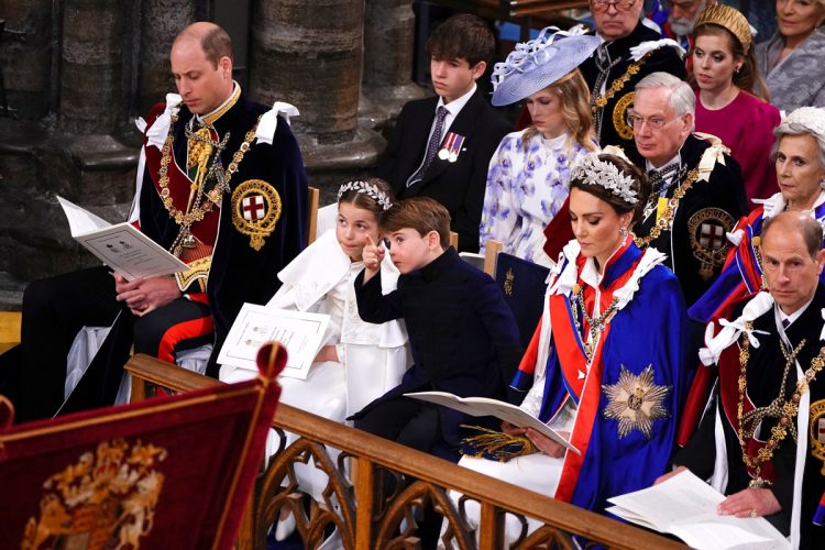ウイリアム皇太子夫妻の長女のシャーロット王女と次男のルイ王子も参列。5才のルイ王子は教会のあれこれが気になるご様子（写真／AFLO）