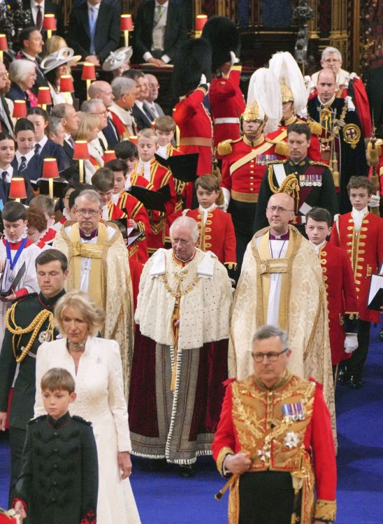 戴冠前のチャールズ国王の後ろを歩くのは“ロイヤルキッズ”たち。国王のローブの裾を持つ付き添い役「ページ・オブ・オナー」を務めた。ほかのロイヤルと4人1組ではあるものの、ジョージ王子は史上最年少の9才にして大役を果たした