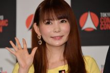 プロポーズはサプライズで、「(おみやげの)肉まんもらえるんだろうなと思っていたら指輪でびっくりした」と庶民的。(c)時事通信フォト