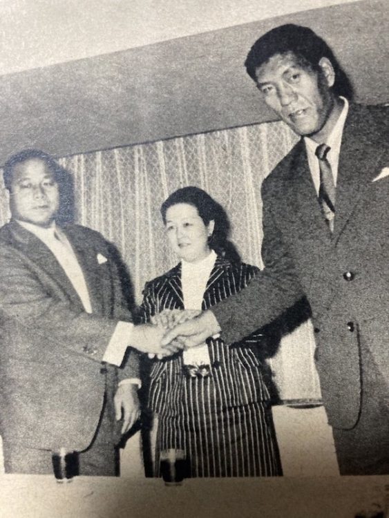 1973年、日本プロレス倒産を受けて、百田家が仲介をする形で、ジャイアント馬場（右）率いる全日本プロレスに合流。左は大木金太郎。中央が田中敬子