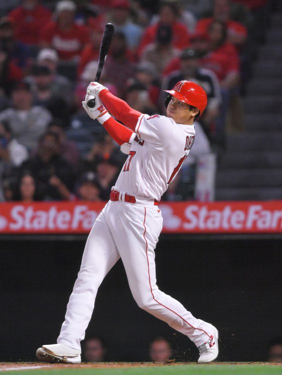 フルスイングした大谷翔平(時事通信フォト)