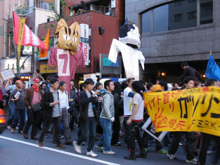 2008年5月に行われたフリーター労組のデモ。「まともに暮らせる賃金を」「ピンハネはやめろ」などと訴えた（時事通信フォト）