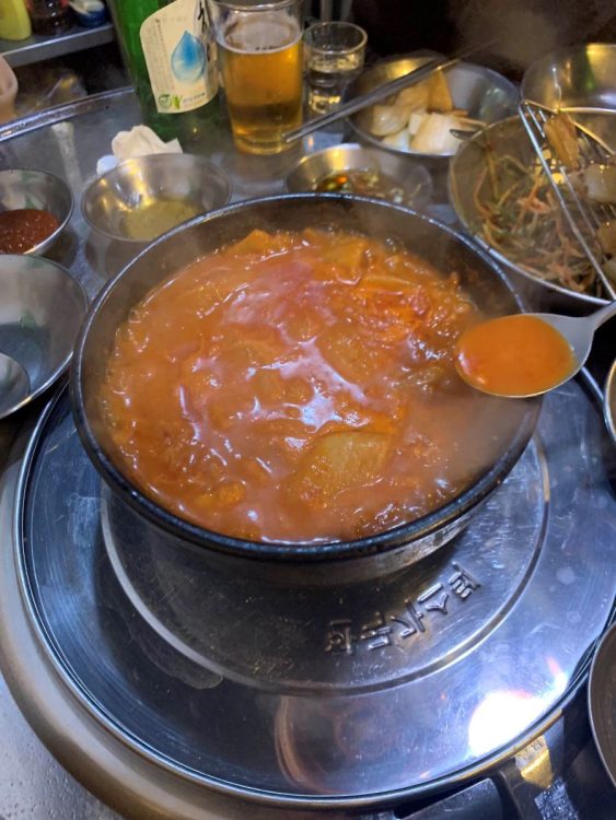 鍋をつつきあう文化のある韓国でも、山添の行動はマナー違反だ