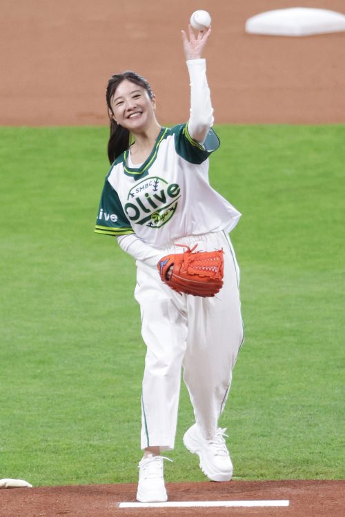 今年4月、ポニーテール姿で始球式に登場した吉高由里子（時事通信フォト）