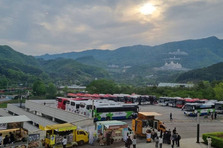 ソウル中心部から約50キロ離れた教団施設には、大型バスや車が大挙した（写真／柳錫）