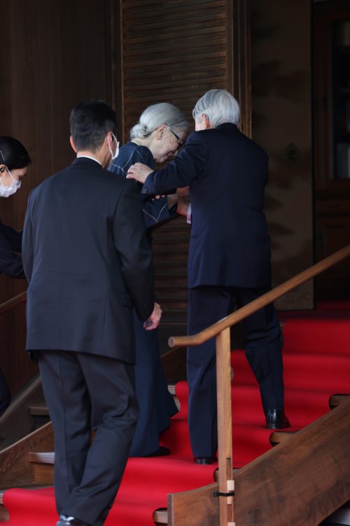 抱き寄せるように手を差し伸べられた上皇さま（写真／共同通信社）