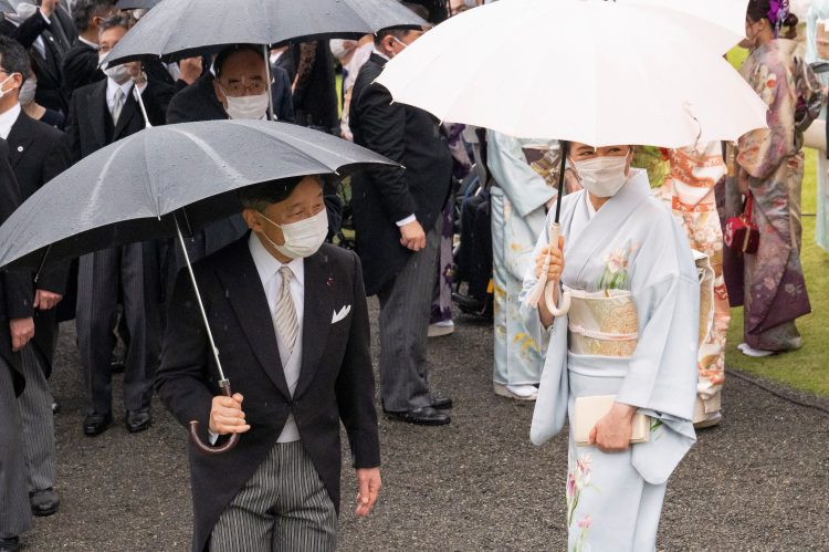 招待客ら一人ひとりと丁寧に言葉を交わされた(5月、東京・港区。写真/共同通信社)