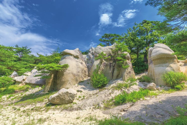「大地が生み出した奇岩の景観」浄土松公園（福島県／写真＝AFLO）