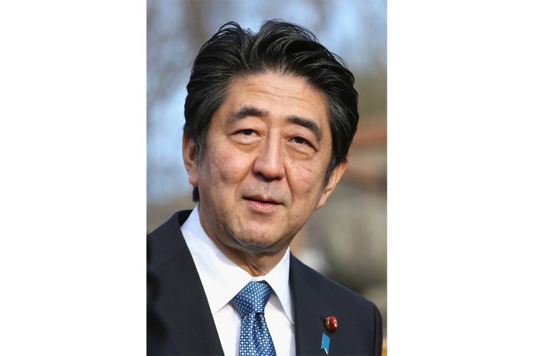 安倍晋三元首相のメモリアルグラスを作った男性が語った（時事通信フォト）