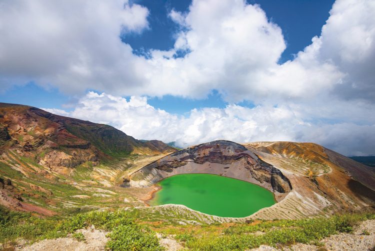 「訪れるたびに湖水の色が変わる火口湖」蔵王御釜（宮城県／写真＝共同通信社）