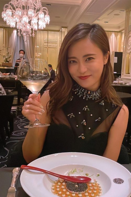 黒いドレス姿で食事をする小島（本人のインスタグラムより）