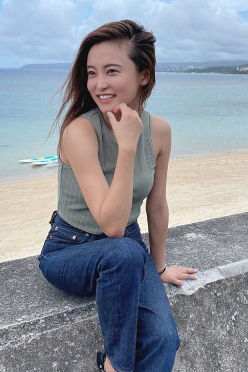 かきあげ前髪で風に吹かれる小島（本人のインスタグラムより）