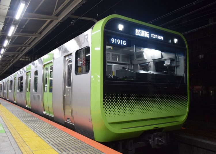 JR東日本は2018年度から山手線でATO（自動列車運転装置）の試験を行ってきた。自動運転の走行試験を行った山手線車両（時事通信フォト）