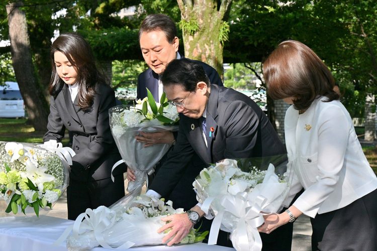 広島市内の平和記念公園内にある「韓国人原爆犠牲者慰霊碑」を訪問した岸田文雄首相と韓国の尹錫悦大統領