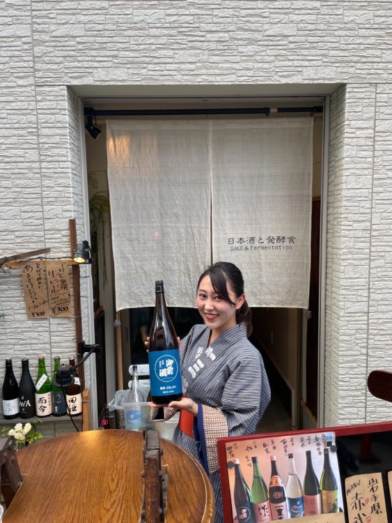 『annsu』の従業員。手にしているのは岡山の日本酒