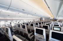 飛行機恐怖症(写真/アフロ)