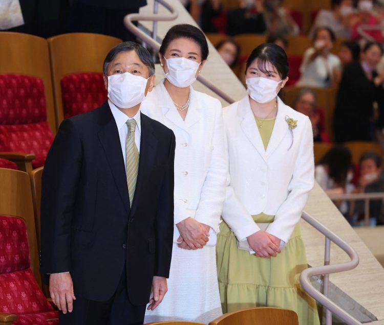 愛子さまが両陛下に同行されることも増えた（5月、東京・港区。写真／JMPA）