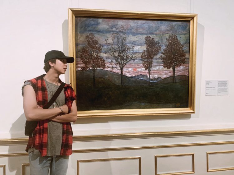RMは休暇中、美術館巡りをしている様子を度々アップ（BTSのTwitterより）