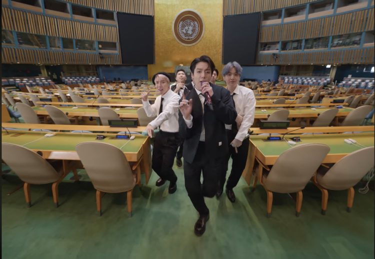 国連総会会場で『Permission to Dance』をパフォーマンスした（BTSのYouTubeより）