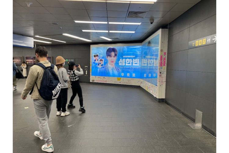 若者が集まる街・弘大入口（ホンデイック）駅の構内は、アイドルの センイル広告