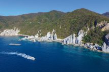 日本で非日常体験が味わえる旅先を紹介(写真は青森県・仏ヶ浦)