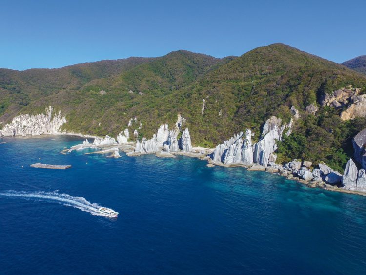 日本で非日常体験が味わえる旅先を紹介（写真は青森県・仏ヶ浦）