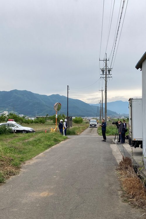 緊張感漂う現場付近の様子