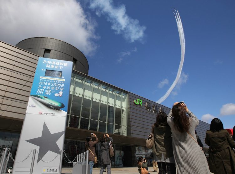 北海道新幹線開業を前に、祝賀ムードに包まれるJR函館駅前。函館駅に新幹線乗り入れはしていない。2016年03月25日（時事通信フォト）