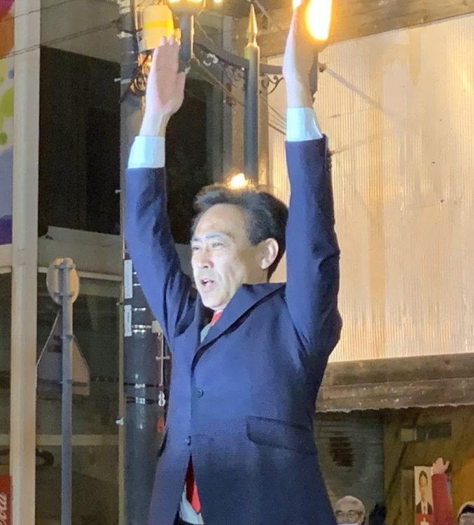 北海道函館市長選で勝利し、万歳する大泉潤氏（時事通信フォト）