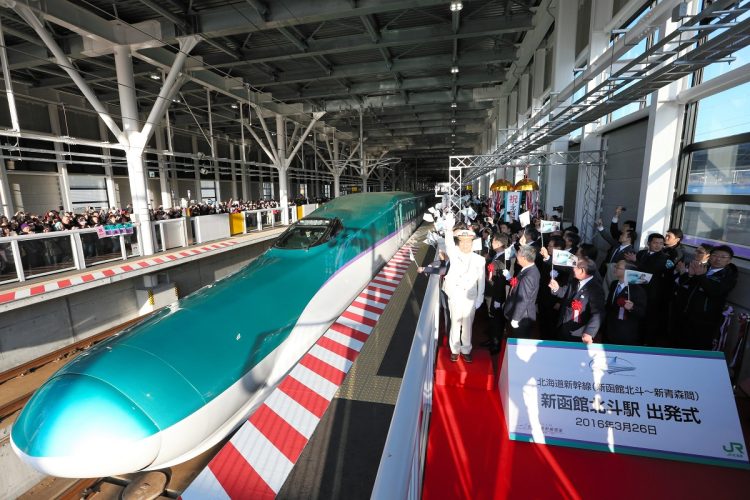 JR新函館北斗駅の鳴海正駅長（中央）の合図で出発する北海道新幹線上り一番列車「はやぶさ10号」。2016年3月26日、北海道北斗市（時事通信フォト）