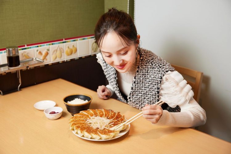 スタッフと餃子の「車盛り」2枚をペロリ