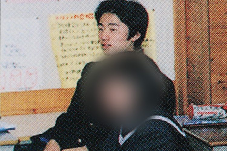 授業中の青木容疑者（中学の卒業アルバムより）