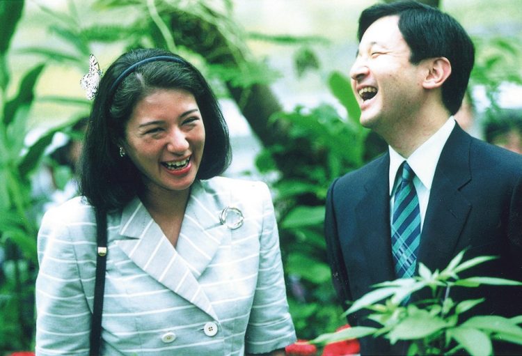 1998年8月27日に訪れた石川県「ふれあい昆虫館」で雅子さまの頭に蝶が止まる。「まるで髪飾りのよう」と、報道陣から歓声があがった