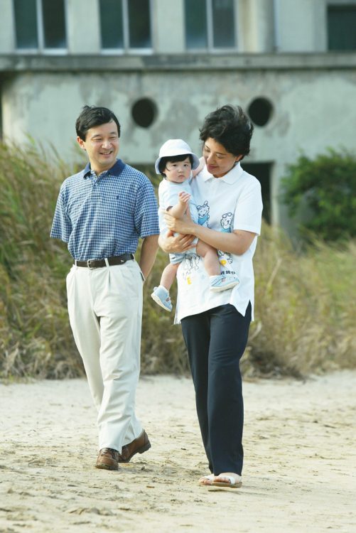2002年8月26日、静岡県下田市の須崎御用邸内の海岸を散策するご一家。海辺では美智子さまが愛子さまに話しかける場面も（写真／JMPA）