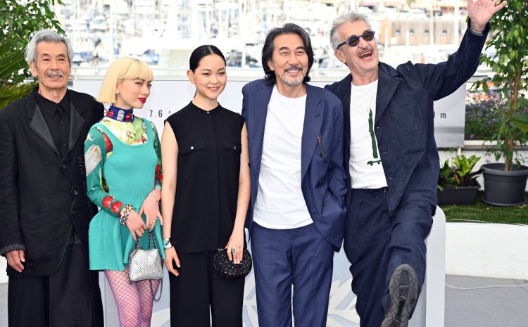 カンヌ映画祭で公式上映前にレッドカーペットを歩く役所（右から2人目。写真／Getty Images）