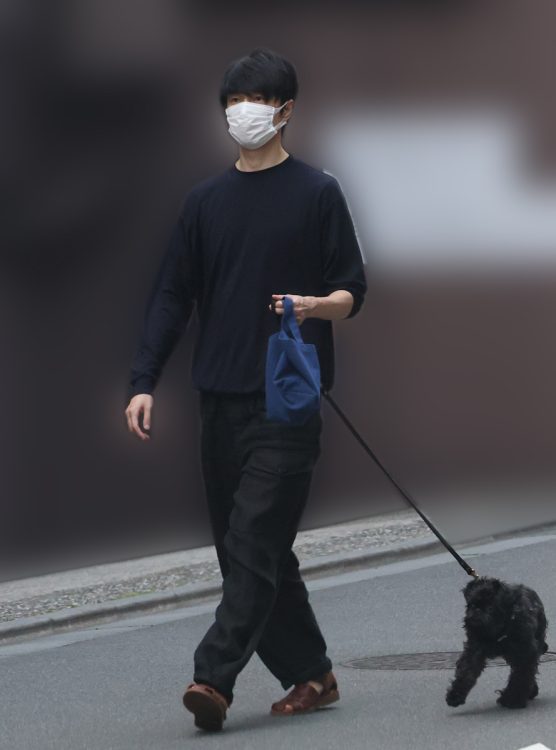 京香の愛犬である黒っぽい色のベルジアン・グリフォンを散歩させていた長谷川博己（2023年5月）