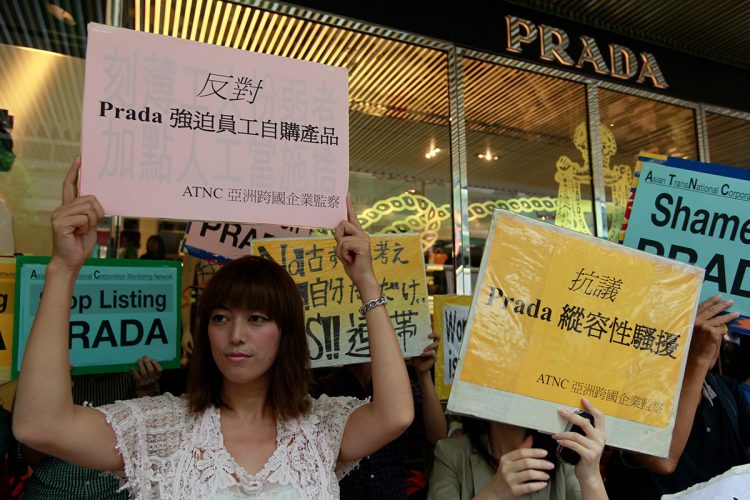 2011年、香港でプラダジャパンの不当解雇に対し抗議活動を行ったリナ氏（写真／EPA＝時事）