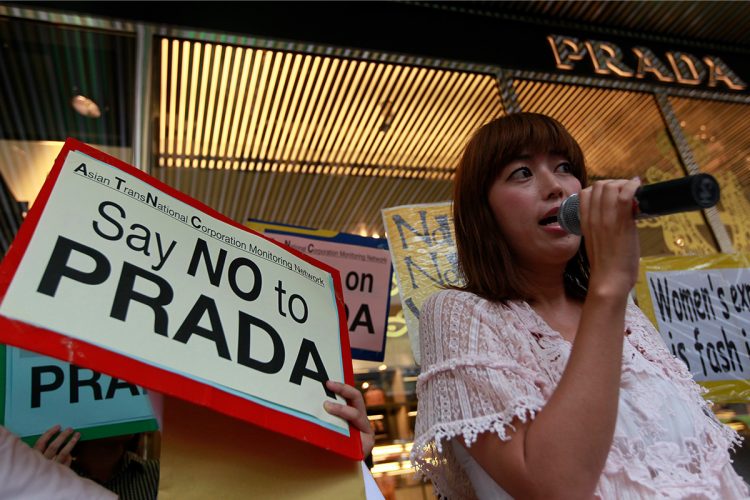 2011年、香港でプラダジャパンの不当解雇に対し抗議活動を行ったリナ氏（写真／EPA＝時事）
