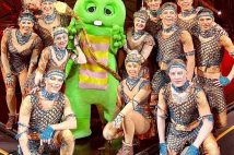 『アレグリア』では、ガチャピンは人気演目『パワートラック』に参加(C)GACHAMUKKU