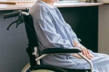 終の棲家となる「老人ホーム格差」の無情 高級ホームはコンシェルジュ常駐、安いホームは「大部屋をベニヤ板で仕切り」