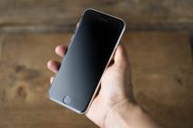 「これが私の最適解!」発売から3年経っても根強い人気「iPhone SE2」ユーザーが語る“他のスマホにない魅力”