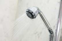 シャワーの使い方次第で家計負担は大きく変わる 水道代を節約する8つのテクニック