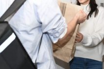 フードデリバリーはなぜ遅延しがちなのか?時間帯・届け先・配達員の事情 泣き寝入りする人も多数