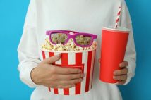 映画館の定番フードはなぜ「ポップコーン」なのか? 「実は苦手」という人もいるのに