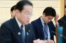 岸田翔太郎・元首相秘書官(右奥)。左手前は発言する岸田文雄首相。5月15日(時事通信フォト)