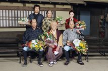 「水戸黄門最終回スペシャル」の撮影を終え、花束を手に記念撮影する(前列左から)佐々木助三郎役の東幹久さん、水戸光圀役の里見浩太朗さん、渥美格之進役の的場浩司さん、(後列左から)風車の弥七役の内藤剛志さん、八兵衛役の林家三平さん、楓役の雛形あきこさん(京都市右京区の東映京都撮影所・時事通信フォト)